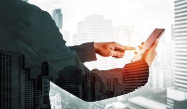 Business Communication Network Technology Concept - İş adamlarının modern şehir planında akıllı telefon ya da cep telefonu aygıtı kullanmaları. uds