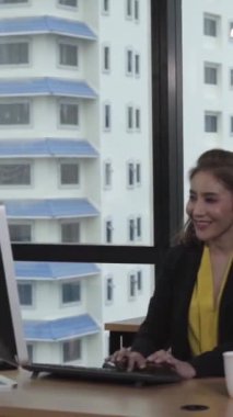 Genç lider modern ofisteki genç kadın çalışana tavsiyelerde bulunuyor. Liderlik ve eğitim kavramı.