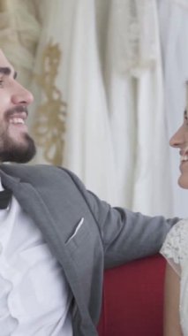 Gelinlik giymiş mutlu gelin ve damat düğün törenine hazırlanıyor. Kadın ve erkeğin romantik aşkı..