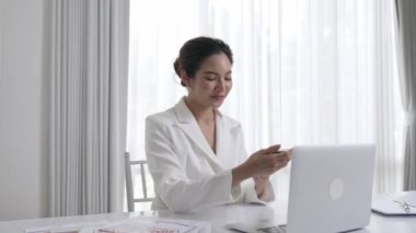 Mutlu ve hayat dolu gülümseyen Asyalı genç bir kadın borçtan kurtulduğu için heyecanlı. Bağımsızlığın ve finansal güvenliğin geleceği için gerekli mali özgürlüğün sağlanması
