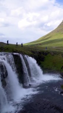 İzlanda yazında Kirkjufell dağ manzarası ve şelale üzerinde nefes kesici bir gün doğumu. Kirjufell, İzlanda 'yı ziyaret etmek için turistleri çeken en güzel ve en çok fotoğraflanan dağdır..