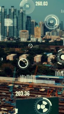 Otomasyon konseptini ve uzaktan kablosuz makine kontrolünü gösteren bir bilgisayar yazılımında fütüristik HUD kullanarak inşaat teknolojisi konsepti üzerinde değişiklik grafiği içeren konsept .