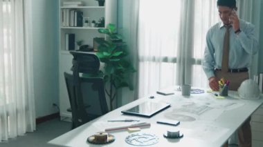 Tablet ekran elektrik jeneratörüne bakarken akıllı mühendisin türbin motor yapısı hakkında yöneticiyi aramasının yukarıdan aşağıya hava görüntüsü. Teknisyen, jet motoru hakkında ekiple konuşuyor. Hizalama.