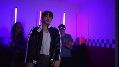 Kameranın önünde dans eden yetenekli break dansçı farklı arkadaşları pop ya da hip hop müziği dinlemek için arkada dans ediyor. Çekici performans ekibi kameraya doğru hareketli hareketler sergiliyor. Mutluluk.