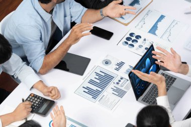 Analist ekibi toplantı odasındaki mali verileri analiz etmek için BI Fintech 'i kullanıyor. İş adamları, ticari öngörü ve stratejik pazarlama planlama için iş dünyası panelinin gücünü kağıt üzerinde analiz ediyor.