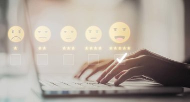 İş adamı müşteri memnuniyet değerlendirmesi verilerini analiz eder ve hizmet kalitesini artırmaya çalışır. Müşteri memnuniyeti ve sadakatini arttırmak için koz değerlendirmeleri. EIDE