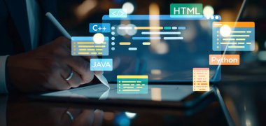 Yeni uygulama mobil telefon geliştirme için HTML, Python, Java ve C EIDE gibi çeşitli programlama dillerinin kodlama dijital örtüleri ile yazılım geliştirici veya programcı çalışması