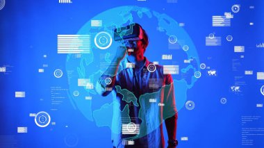 Küresel bağlantıya bakarken VR gözlük ve günlük giysi takan zeki bir iş adamı. Proje yöneticisi istatistik ya da ağ iletişimi ya da bulut hesaplamasında çalışıyor ve kontrol ediyor. Aygıt.