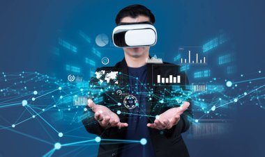 İş adamı, tahmin edilen büyük veri modellerinden gerçek zamanlı analizlere uzanan eğilimleri ve görüşleri ortaya çıkarmak için veri analizlerini derinlemesine inceleyerek, veri güdümlü kararların analitik endüstrileri nasıl ileri götürdüğünü öğrenir Faas