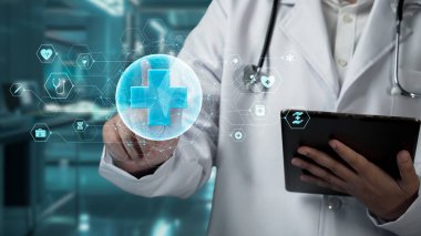 Tıbbi haçı işaret ederken ve laboratuvarda geçmişi bulanık dururken, elinde tablet bulunan yetenekli doktorlara yakın çekim yapın. Tıbbi çalışanlar tıbbi verileri analiz edip bağlantı kuruyor. İyileştirici.