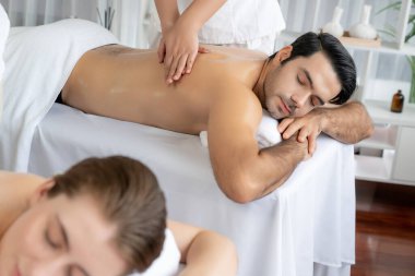 Kafkas çift müşterisi stres önleyici spa masajının keyfini çıkarıyor ve lüks otel veya oteldeki gündüz açık hava ortamında güzellik teniyle eğleniyor. Sessiz.