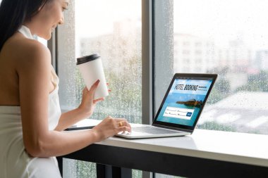 Çevrimiçi otel konaklama rezervasyon sitesi mod rezervasyon sistemi sağlar. Seyahat teknolojisi kavramı .