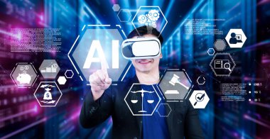 Yapay zeka yardımıyla veri merkezinde duran kulaklıklı zeki bir iş adamı. Proje yöneticisi pazarlama stratejisi planlamak için artırılmış gerçeklik gözlüğü ve yapay zeka sohbeti kullanıyor. Yaratıcılık.