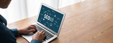 Model e-ticaret için SEO arama motoru optimizasyonu ve bilgisayar ekranında gösterilen çevrimiçi perakende işi