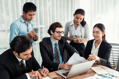 Modern ofis ortamında çalışan çeşitli etnik gruplardan çeşitli iş adamları. Üretken ve çok ırklı ofis çalışanları stratejik ticari pazarlama konusunda tartışmaya giriştiler. Çok titiz.