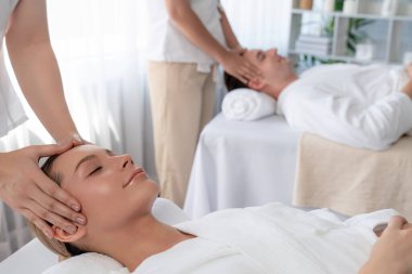 Kafkasyalı çift stres önleyici kafa masajının keyfini çıkarıyor ve lüks otellerde ya da otel spa salonlarında gündüz kaplıcalarında yüz güzelliği eğlencelerini şımartıyor. Sessiz.