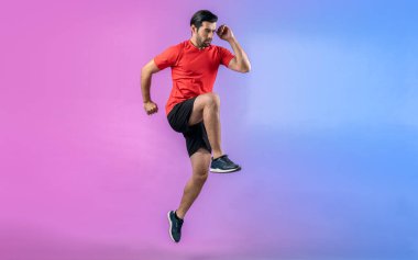 Vücut uzunluğunun tamamı atletik ve sportif genç erkek fitness 'in izole edilmiş arka planda kardiyo egzersizi duruşunu gösteriyor. Sağlıklı aktif ve vücut bakımı yaşam tarzı.