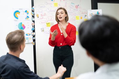 Profesyonel çekici kadın lider, modern iş toplantı odasında beyin fırtınası zihin haritalama istatistikleri ve renkli yapışkan notlar kullanarak yaratıcı pazarlama planını sunuyor. Tertemiz..