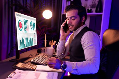 Akıllı iş adamı, akıllı telefon şirketinin ortağı ya da yatırımcısı kağıt işi raporları klasörüne not pazarı verileri yazarak satış kanalı disiplinlerini Neon Dark Light Room 'daki ürün hizmetlerini analiz ediyor. Tahmin et..