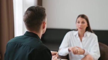 Psikolojik konsültasyon zihinsel problemde iyileşme kaydediyor, genç hasta terapi seansında, psikiyatrist de akıl hastalıkları konusunda tanı koyuyor. Zihinsel tedavi seansı. Düzenle