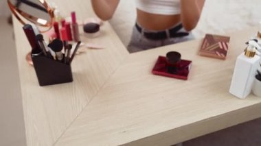 Sosyal medya için güzellik ve kozmetik video içeriği hazırlayan genç bir kadın. Güzellik blogcusu kameraya gülümserken seyircilere ve takipçilere güzellik bakımını gösteriyor. Düzenle