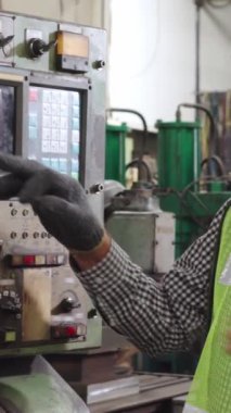 Fabrika atölyesinde makine teçhizatı kullanan bir grup işçi. Endüstri ve mühendislik kavramı .