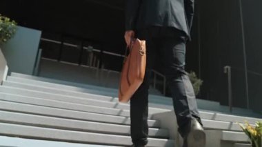 Profesyonel proje müdürünün iş yerine giderken elinde çantayla tren istasyonunda yürüyen yetenekli bir iş adamı. Büyümeyi temsil et, terfi al, yeteneğini arttır. Sevinçli..