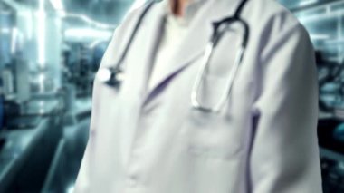 Doktorun elinde kalp anatomisi hologramını tutarken yaklaş. Kalp ameliyatına hazırlanırken kalp semptomlarını seçen ve teşhis eden yetenekli bir tıp çalışanı. Teknoloji yeniliği. İyileştirici.