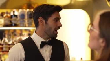 Yakından bakınca gülümseyen zeki barmen arkadaş canlısı sohbet içecek tezgahında VIP müşteriyle konuşmak profesyonel barmen kostümünü karşılamak için harika bir izlenim bırakıyor. Vinosity.