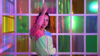 Genç ve güzel hippiler gece kulübünde kameraya bakarak serbest stil müzik dinliyorlar. Break dansçı partide neon kıyafetler giyerken sokak dansı yapıyor. Mutluluk.