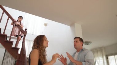 Stresli ve mutsuz bir genç kız ailesinin merdivenden tartışmasını izliyor. Evde aile içi şiddet ve travmatik çocukluk depresyon ve anksiyeteye dönüşür. Sağlıksız aile kavramı. Titiz