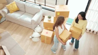 Kutu taşıyan bir çift kadın taşınma gününde yeni eve geliyor. Güzel bir kız ve arkadaşın birlikte konuşurken ve eve taşınırken elinde karton kutuyla yürüdüğü en iyi manzara. Myrmidon.