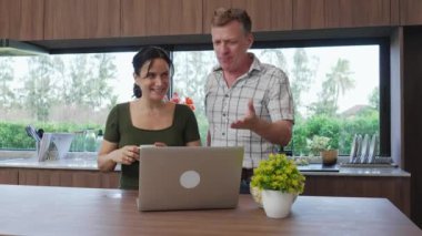 Sevgili evli çift, internet ağı üzerinden ya da bilgisayarla arkadaş ya da akraba olarak iletişim kuruyor. Son sınıfların mutlu bir ilişkileri ve aileleri var. Küreselleşme teknolojisi çok uzaktaki insanları birbirine bağlıyor. Uyumsuzluk.