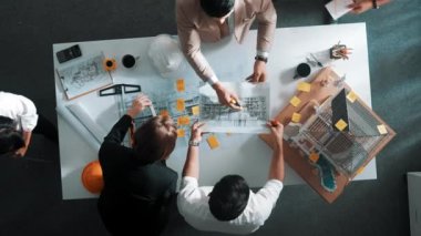 Becerikli mühendis takımının en düşük görünümü planla ev planı arasında karşılaştırılır. Mimar ya da tasarımcı grubunun hava görüşü ve planlar hakkında fikir alışverişinde bulunması. Hizalama.