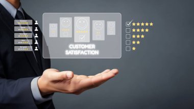 İş adamı müşteri memnuniyet değerlendirmesi verilerini analiz eder ve hizmet kalitesini artırmaya çalışır. Müşteri memnuniyeti ve sadakatini arttırmak için koz değerlendirmeleri. EIDE