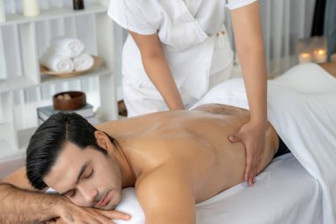 Kafkas erkek müşteri stres önleyici spa masajının keyfini çıkarıyor ve lüks otel veya oteldeki gündüz açık hava ortamında güzellik derisi eğlencesi ile şımartıyor. Sessiz.