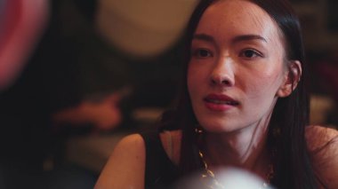 Odaklanmış güzel, çekici bir kadının portresi yatay manzaralı arkadaşlarla sohbet ediyor. Gece kulübünde sosyalleşerek doğal yüz güzelliğini yakalamak. Vinosity.