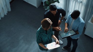 Beyaz iş kadını yürür ve toplantı odasında ayakta dururken finansal grafiği kullanarak iş planı sunar. Yatırımcı pazarlama stratejisi hakkında konuşup duruyor. Cemaat.