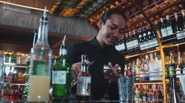Asyalı barmenin karışık kokteyl likörünü likör karışımına katması, özel reklamı yaratıcı, canlandırıcı, bar lüksünde canlandırıcı bir vitrin haline getiriyor. Vinosity.