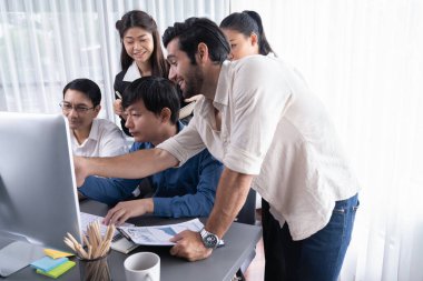 Bir grup farklı ofis çalışanı şirket ofis odasında stratejik iş pazarlama planlamasında birlikte çalışıyor. İş yeri konseptinde pozitif takım çalışması. Tedbirli