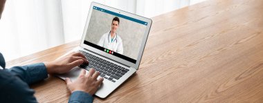 Hasta ile sanal görüşme için mod teletıp yazılım uygulaması tarafından çevrimiçi doktor görüntüsü çağrısı
