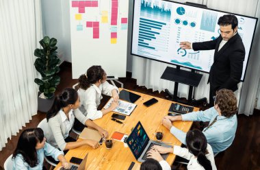 Toplantı masasındaki finansal veri raporlarını analiz eden çeşitli iş analist gruplarının geniş görüşü. İş zekası analizine göre çizelge ve grafik paneli. Çok titiz.