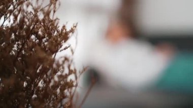 Çömelmiş yatmakta olan genç bir kadın hasta ofiste zihinsel tedavi sırasında travmatik bir olay, endişe ve akıl hastalığından psikiyatriste duygu salıyor. Psikolojik danışma seansı. Düzenle