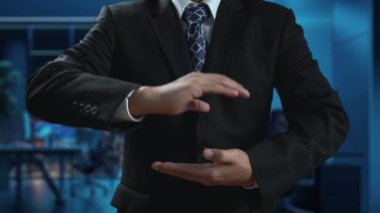 İş adamı, stratejik kararlar için değerli verileri çıkartarak arama motoru araştırması yapıyor. Kapsamlı araştırma ve SEO veri analizi için arama motorları kullanılıyor. Kullanıcı Kimliği