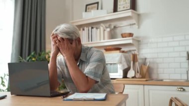 Stresli kıdemli işadamı, iş sorunu ya da kandırmaca satışları yaşarken kafa kafaya verip çözüm düşünüyor. Çalışan evde otururken bilgisayarı kontrol ediyor. Uzaktan kumanda çalışıyor. Myrmidon.