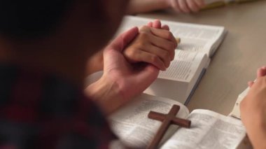 Hristiyan katolik takipçilerle dinsel bağlılık ve maneviyat duygusu doludur. Ağır çekimde Hıristiyan insanlar birlikte dua ederken el ele tutuşup grup duası yapıyorlar. Filizlenen