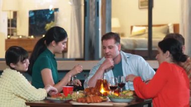 Aile, bahçede tatil kutlaması için bir araya geldi. Aile üyeleri, yemeğe. Açık hava kamp aktivitesi yemekle rahatlamak ve nesiller arası tatlı akrabalarla vakit geçirmek için. Uyumsuzluk.