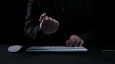 İş adamı, QC ve QA standartlarının karşılandığından emin olmak için katı kalite güvencesi protokolleri uyguluyor. Kalite güvencesi ile sertifikalı ürün mükemmelliğine ulaşmak. Kullanıcı Kimliği