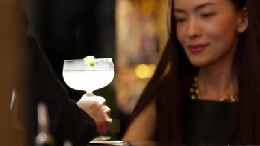 Gülümseyen güzel bir kadın Margarita kokteylinin tadını çıkarıyor. Lüks bardaki barmenle özel zaman geçiriyor. Arkadaşlarla ya da canlı bir gece kulübünde anlık buluşmalar yapıyor. Vinosity.