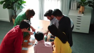 Ux, Ui tasarım ekranında tablet kullanırken fikir ve tasarım sistemini tartışan çeşitli iş adamlarının üst görünümü. Çok kültürlü bir çalışma ve planlama stratejisi. Cemaat.